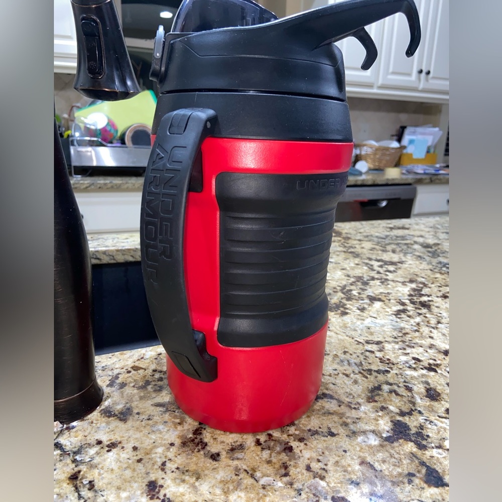 Under armor 64 fl oz bottle - Picture 3 of 3